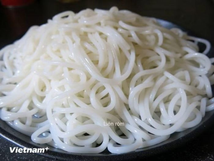 Bún sau khi ngâm trong nước nóng cho nở và mềm được vớt ra để ráo. (Ảnh: Vietnam+)