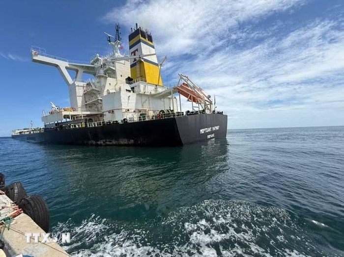Tàu chở quặng mang quốc tịch Hy Lạp Merchant Mariner, chở hơn 174.000 tấn quặng và khoảng 3.000 tấn dầu DO, tại vùng biển Dung Quất (Quảng Ngãi). (Ảnh: TTXVN phát)