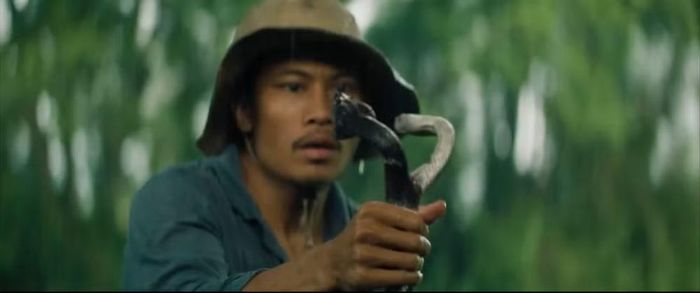 Phương Nam trong cảnh diễn với rắn. (Ảnh từ phim)