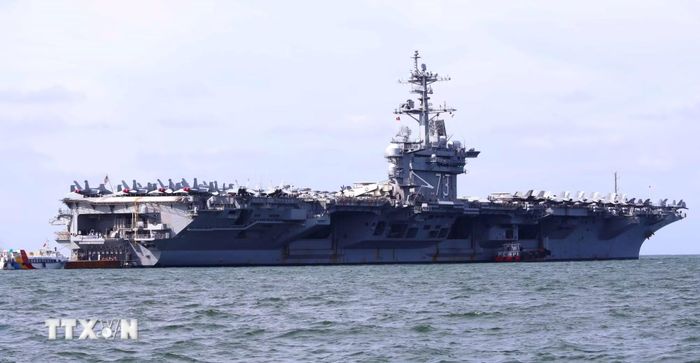 Tàu sân bay USS George Washington neo đậu tại vịnh Đà Nẵng. (Ảnh: Trần Lê Lâm/TTXVN)