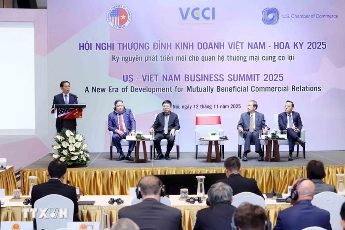 Quang cảnh Hội nghị Thượng đỉnh kinh doanh Việt Nam-Hoa Kỳ 2025 diễn ra sáng 12/11/2025 tại Hà Nội với chủ đề "Kỷ nguyên phát triển mới cho quan hệ thương mại cùng có lợi." (Ảnh: An Đăng/TTXVN)