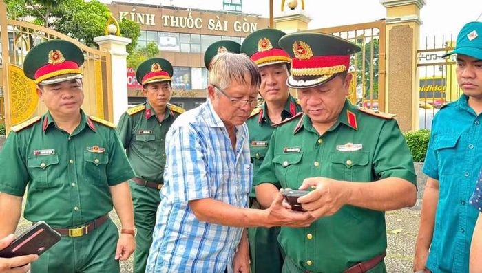 Thiếu tướng Nguyễn Thành Trung, Chính ủy Bộ Tư lệnh Thành phố Hồ Chí Minh, tại khu vực Đài tưởng niệm liệt sỹ quận Gò Vấp cũ - (Ảnh: Bộ Tư lệnh Thành phố Hồ Chí Minh)