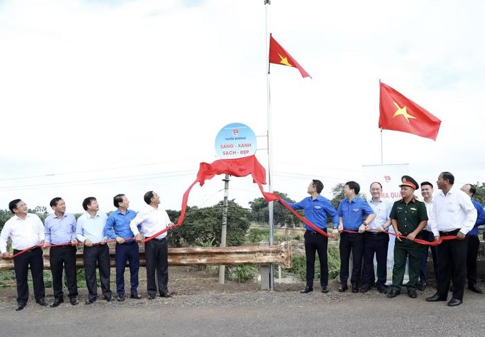  Tuyến đường “sáng – xanh – sạch – đẹp” được khánh thành ngay sau lễ phát động. (Ảnh: Vietnam+) 
