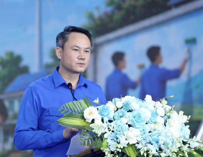 Bí thư Trung ương Đoàn, Chủ tịch Trung ương Hội Liên hiệp Thanh niên Việt Nam Nguyễn Kim Quy phát biểu lại lễ ra quân. (Ảnh: Vietnam+)