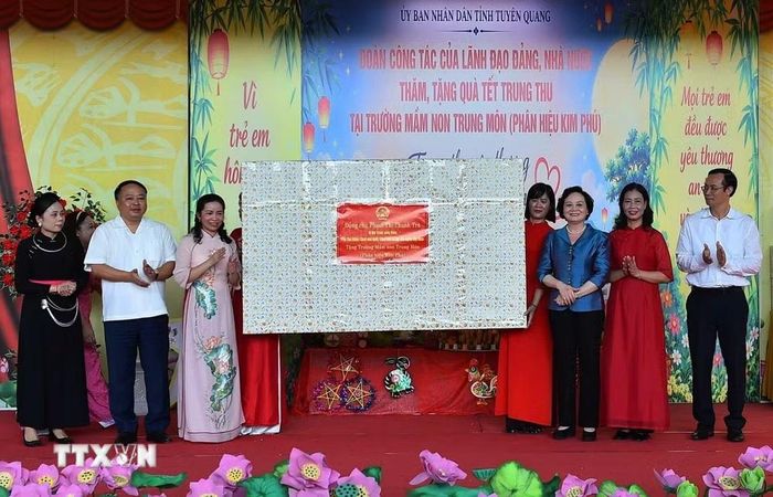 Phó Thủ tướng Phạm Thị Thanh Trà tặng tivi cho Trường Mầm non Trung Môn (phân hiệu Kim Phú), phường Minh Xuân, tỉnh Tuyên Quang. (Ảnh: TTXVN phát)