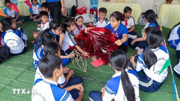 Thiếu nhi trên địa bàn phường An Tịnh hào hứng tham gia hoạt động làm lồng đèn tại Hội trại Trung Thu cấp tỉnh năm 2026. (Ảnh: Minh Phú/TTXVN)