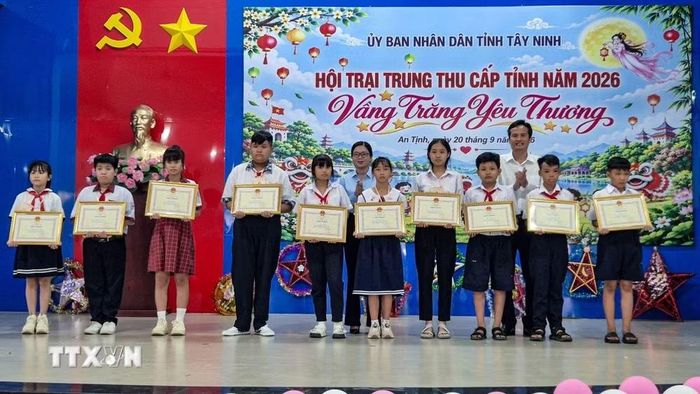 Ban tổ chức trao Giấy khen cho học sinh có thành tích trong tham gia Hội trại Trung Thu cấp tỉnh năm 2026. (Ảnh: Minh Phú/TTXVN)