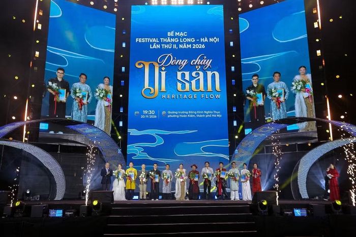 Ban Tổ chức vinh danh những đơn vị, cá nhân tham gia Festival Thăng Long-Hà Nội 2026. (Ảnh: Khánh Huy)