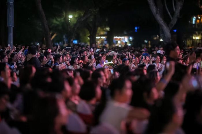 Đông đảo người dân và du khách có mặt tại phố đi bộ hồ Hoàn Kiếm để dự lễ bế mạc. (Ảnh: Khánh Huy)