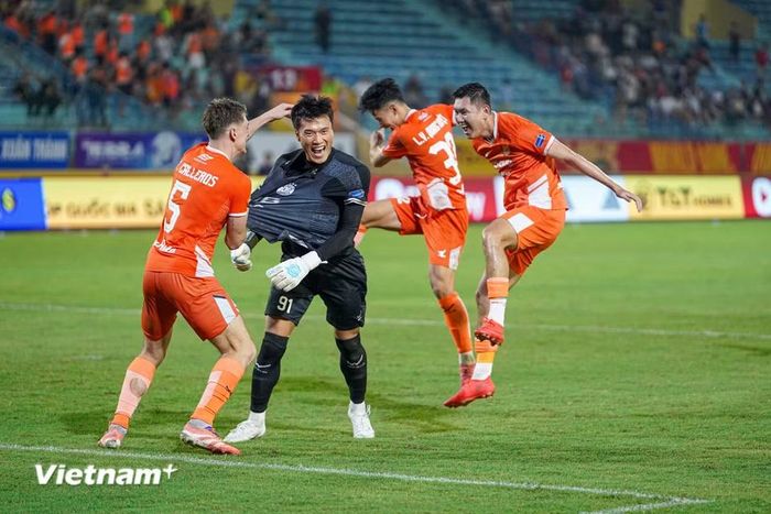 Thủ môn Bùi Tiến Dũng (áo đen) thực hiện 2 pha cản phá ở loạt sút luân lưu, giúp SHB Đà Nẵng giành chiến thắng trước Hà Nội FC ở đấu trường Cúp Quốc gia 2026/27. (Ảnh: Việt Anh/Vietnam+)