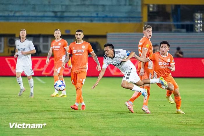 Sau hai trận toàn thua ở V-League, Hà Nội FC (áo trắng) quyết tâm giành chiến thắng trước đội khách SHB Đà Nẵng để giải tỏa áp lực. (Ảnh: Việt Anh/Vietnam+)