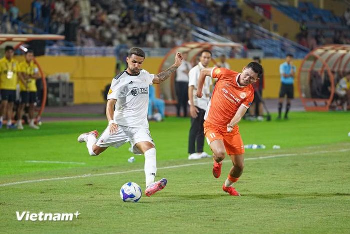 Tuy nhiên, dù đã tung cả Hoàng Hên vào sân nhưng Hà Nội FC vẫn không thể thêm một lần xuyên thủng mành lưới của đội khách Đà Nẵng. (Ảnh: Việt Anh/Vietnam+)