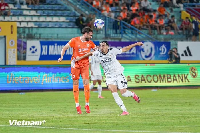 Dù phải thi đấu trên sân Hàng Đẫy nhưng đội khách SHB Đà Nẵng không hề tỏ ra lép vế trước đại diện Thủ đô. (Ảnh: Việt Anh/Vietnam+)