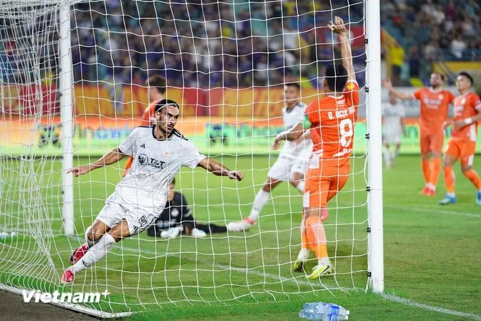 Quyết tâm của đại diện Thủ đô được cụ thể hóa với bàn gỡ hòa 1-1 do công của ngoại binh Jung Andrew. (Ảnh: Việt Anh/Vietnam+)