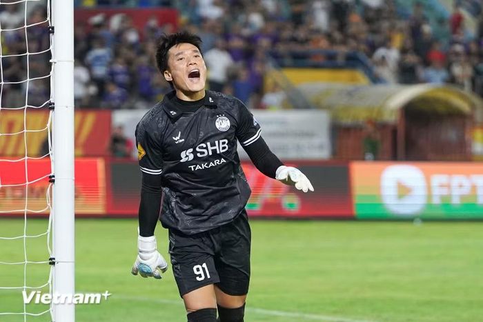 Trận đấu bước vào loạt luân lưu cân não và 'người hùng Thường Châu' Bùi Tiến Dũng thực hiện 2 pha cản phá giúp SHB Đà Nẵng giành chiến thắng với tỷ số 4-3. (Ảnh: Việt Anh/Vietnam+)