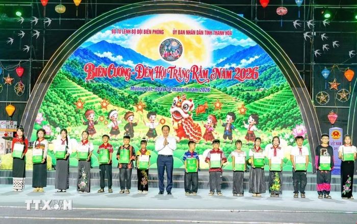 Phó Thủ tướng Lê Tiến Châu tặng quà cho thiếu niên, nhi đồng vùng cao Mường Lát (Thanh Hóa). (Ảnh: Hoa Mai/TTXVN)