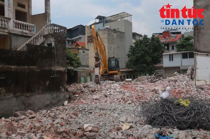 Một số căn nhà đã được tháo dỡ, để lộ phần mặt bằng phục vụ thi công tuyến đường.