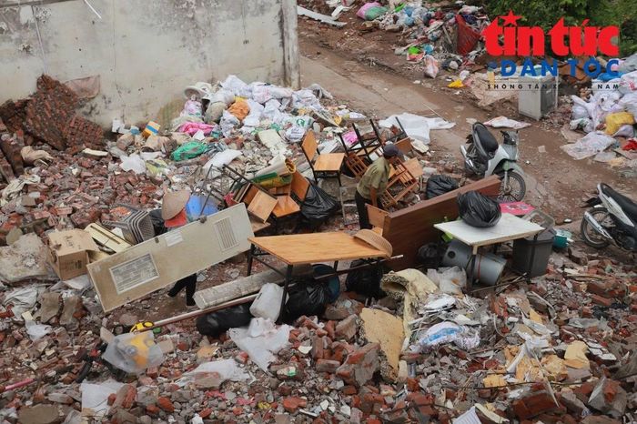 Đồ đạc được tập kết tạm thời trong quá trình di chuyển khỏi khu vực dự án.