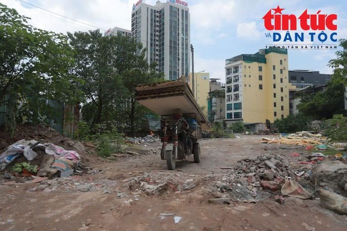 Những chuyến xe liên tục ra vào để vận chuyển tài sản của các hộ dân.