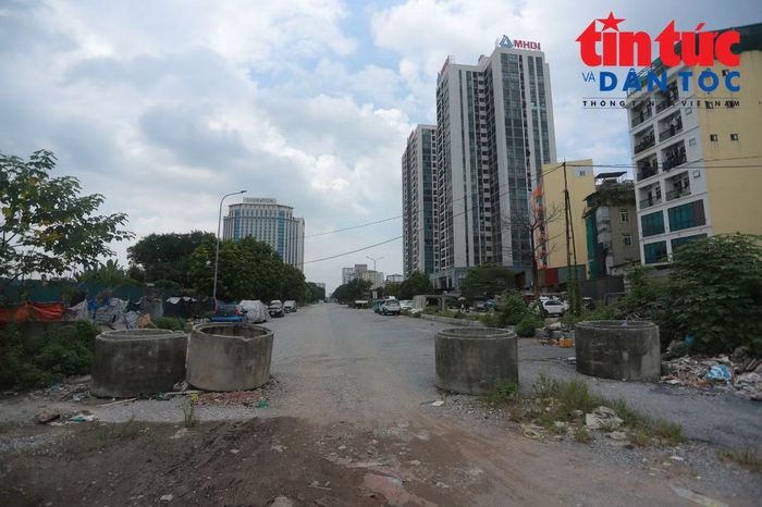 Hai đầu tuyến kết nối với đường Phạm Hùng và Lê Đức Thọ cơ bản đã được đầu tư. Trong khi đó, đoạn qua ngõ 252 đường Mỹ Đình từng là điểm nghẽn khiến toàn tuyến chưa thể khép kín.