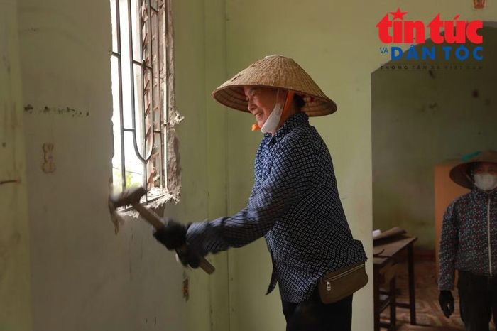 Ghi nhận của phóng viên Báo Tin tức và Dân tộc, tại khu vực ngõ 252 đường Mỹ Đình, nhiều hộ dân thuộc diện giải phóng mặt bằng đang khẩn trương chuyển đồ đạc, tháo dỡ công trình và trả lại mặt bằng