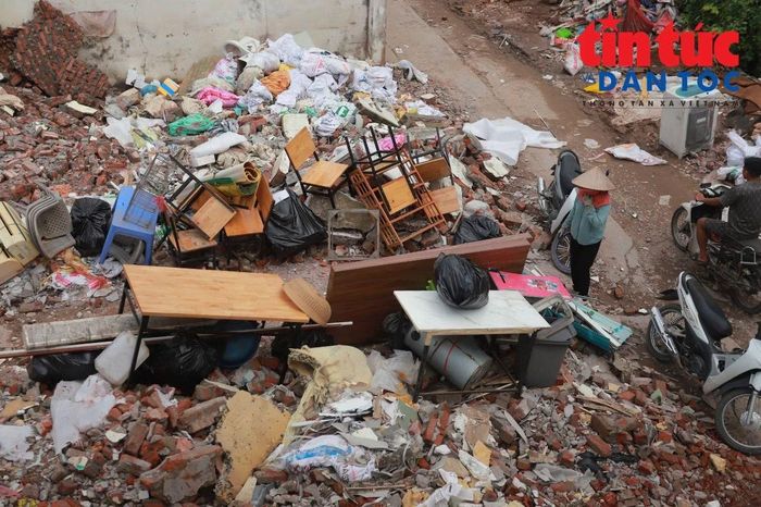 Người dân khẩn trương thu dọn đồ đạc, chuẩn bị bàn giao mặt bằng.