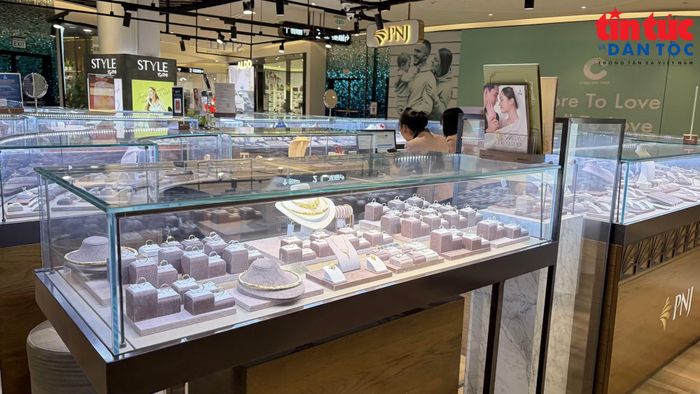 Vàng trang sức PNJ bày bán tại trung tâm thương mại.