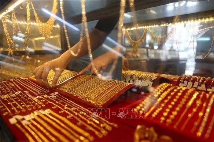 Trang sức vàng được bày bán tại cửa hàng ở Yangon, Myanmar. Ảnh: THX/TTXVN phát