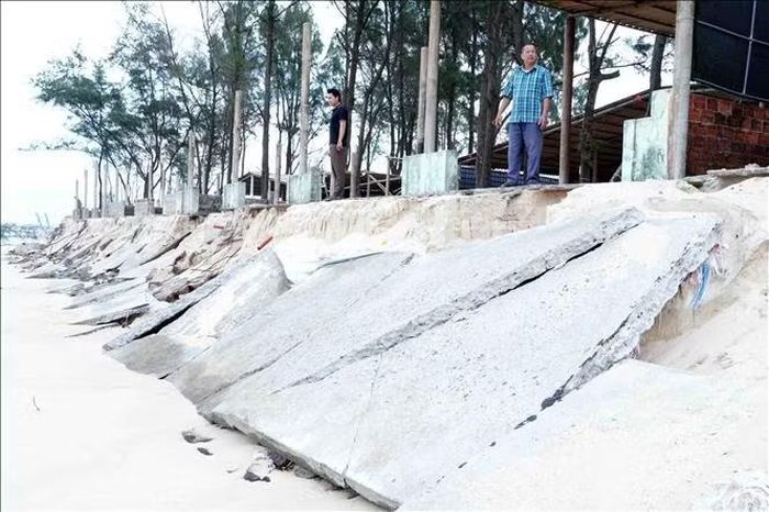 Người dân thôn Mỹ Thủy đang phải đối mặt với tâm lý bất an khi khu vực sản xuất, sinh sống ngày càng bị biển xâm thực.