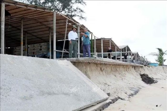 Nhiều hộ kinh doanh tại khu vực bãi biển phải di dời khẩn cấp và nằm trong diện giải phóng mặt bằng trong thời gian tới.