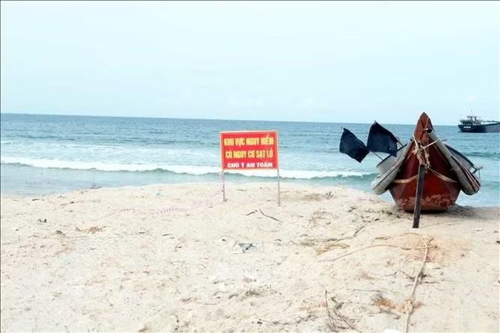 Chính quyền xã Mỹ Thủy đặt biển cảnh báo khu vực sạt lở bờ biển, nguy hiểm.