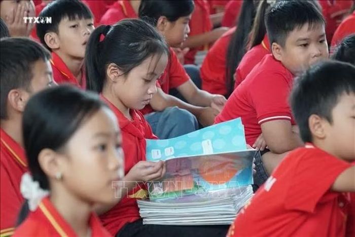Sở Giáo dục và Đào tạo Nghệ An phát động phong trào quyên góp sách giáo khoa, tài liệu tham khảo nhằm xây dựng “Tủ sách dùng chung”, hỗ trợ học sinh có hoàn cảnh khó khăn. Ảnh minh họa: Bích Huệ/TTXVN