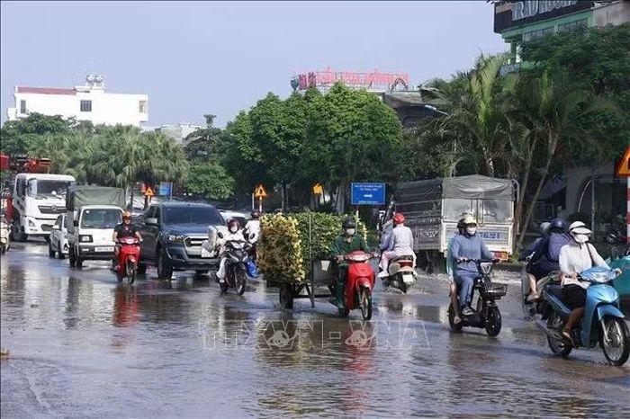 Trên Quốc lộ 32, đoạn qua các xã Hoài Đức và Ô Diên (Hà Nội), các phương tiện lưu thông thuận lợi hơn.