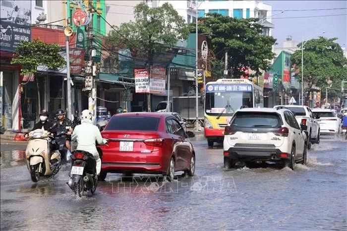 Một số khu vực trũng thấp trên Quốc lộ 32, đoạn qua các xã Hoài Đức và Ô Diên (Hà Nội), nước vẫn chưa rút hết.