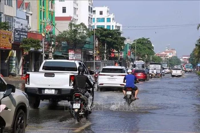 Một số khu vực trũng thấp trên Quốc lộ 32, đoạn qua các xã Hoài Đức và Ô Diên (Hà Nội), nước chưa rút hết.