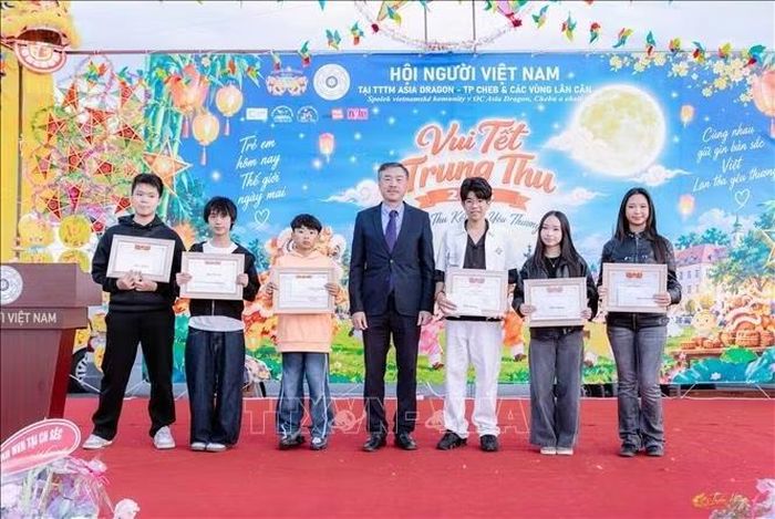 Đại sứ Việt Nam tai Séc Dương Hoài Nam trao giấy khen cho học sinh có thành tích hoc tập tốt tại TP Cheb.
