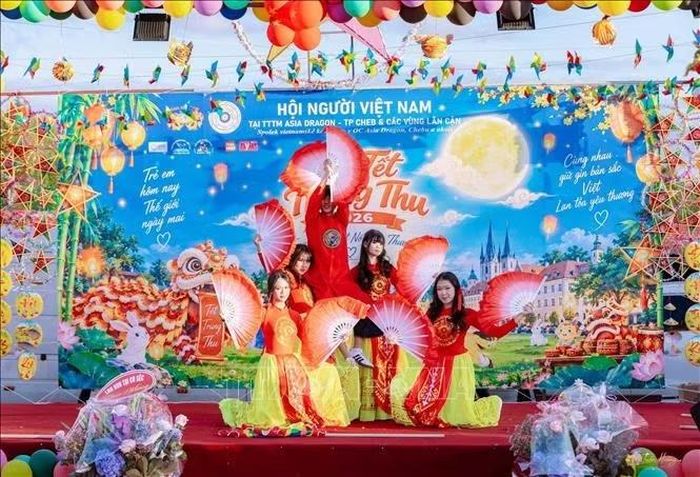 Một tiết mục múa do thiếu nhi tại TP Cheb biểu diễn.