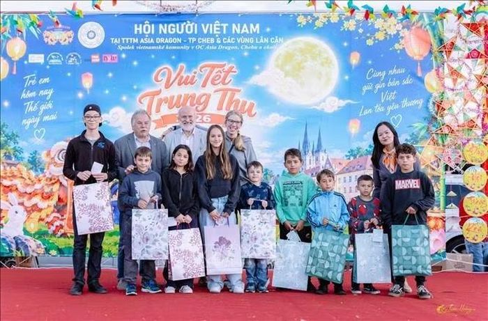 Ông Ing. Jan Vrba, Thị trưởng thành phố Cheb cùng học sinh có thành tích học tập tốt tại TP Cheb.