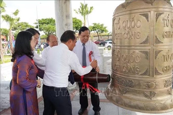 Các đại biểu thỉnh chuông tưởng nhớ Anh hùng liệt sĩ.