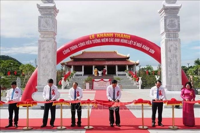 Các đại biểu cắt băng khánh thành công trình Công viên tưởng niệm các Anh hùng liệt sĩ Ngũ Hành Sơn.