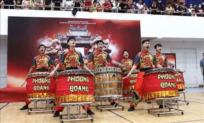 Nghi thức điểm nhãn khai quang lân và hồi trống khai hội.