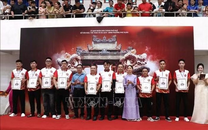 Ban tổ chức trao giấy chứng nhận cho các đội thi.