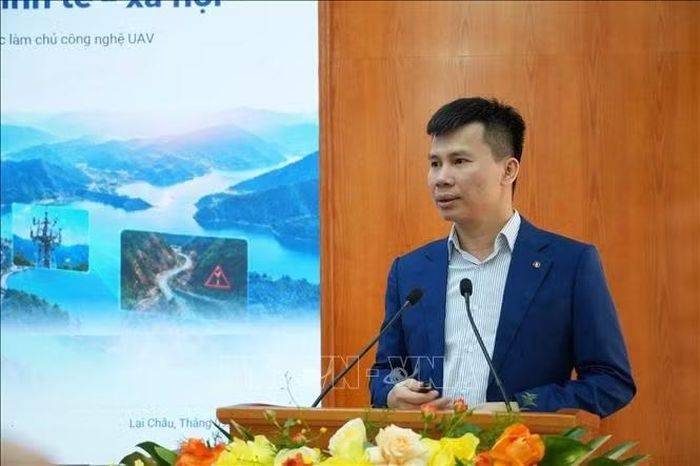 Ông Phạm Đắc Bảo, Giám đốc VNPT UAV Lab, Tập đoàn Bưu chính Viễn thông Việt Nam trình bày tham luận tại hội nghị.