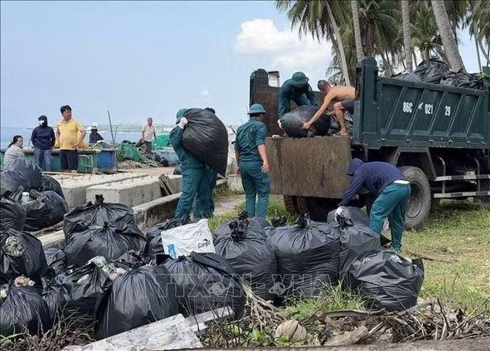 Rác được thu gom, phân loại, cho vào các bao tải lớn rồi vận chuyển lên xe chuyên dụng đưa đi xử lý.