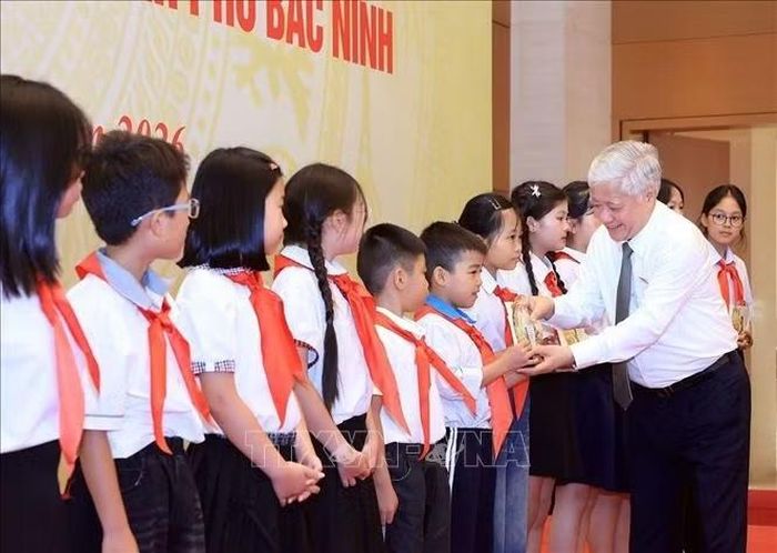 Phó Chủ tịch Thường trực Quốc hội Đỗ Văn Chiến tặng quà cho học sinh xuất sắc thành phố Bắc Ninh. Ảnh: Tuấn Anh/TTXVN