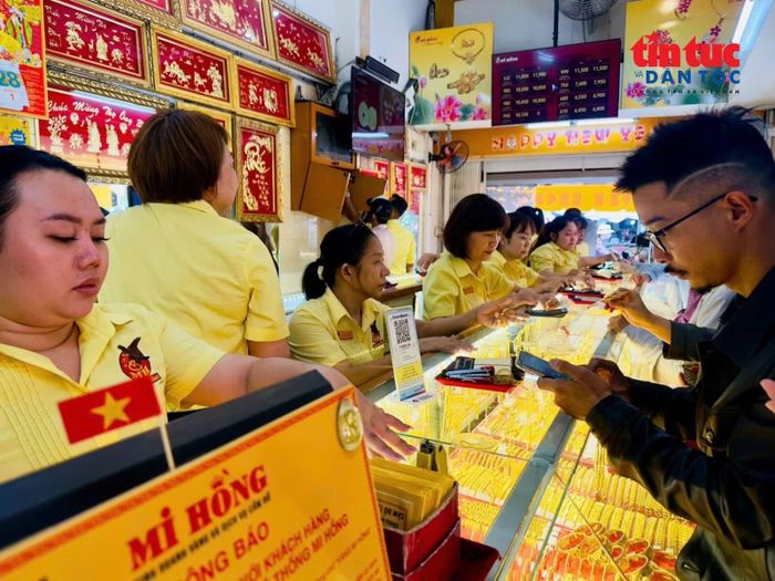 Nhu cầu mua vàng của người dân vẫn còn rất cao.