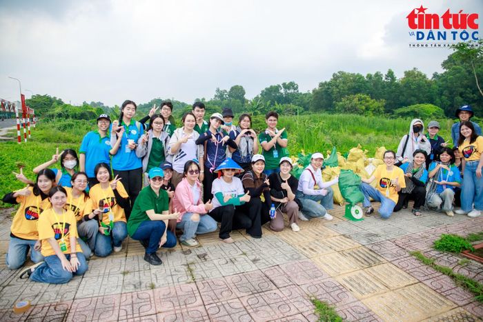 Kết thúc chương trình, các tình nguyện viên cùng nhau chụp ảnh kỉ niệm khi tham gia hoạt động bảo vệ môi trường.