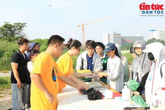 Các tình nguyện viên được phổ biến yêu cầu an toàn và hướng dẫn phân loại rác trước khi ra quân.