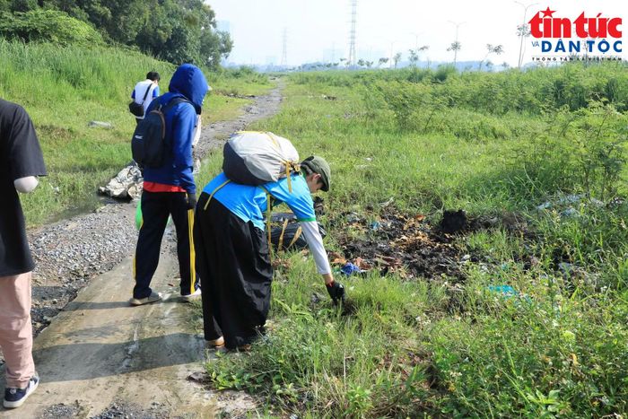 Tình nguyện viên cùng lan tỏa thông điệp sống xanh, tiêu dùng có trách nhiệm và bảo vệ môi trường đô thị.