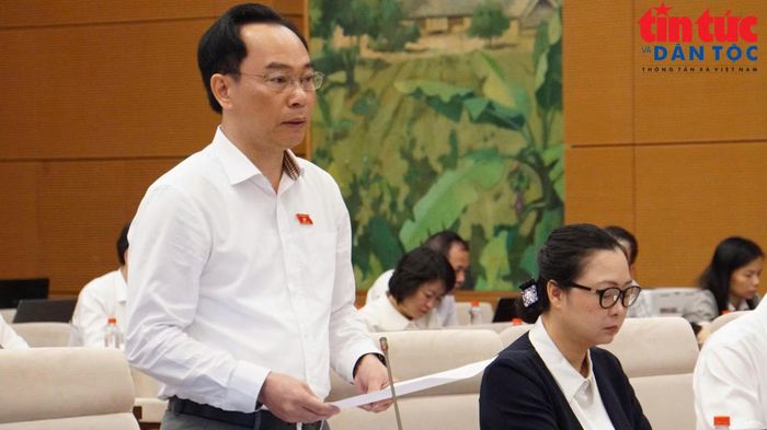 Bộ trưởng Bộ GD&ĐT Hoàng Minh Sơn trả lời tại Phiên giải trình. Ảnh: LV